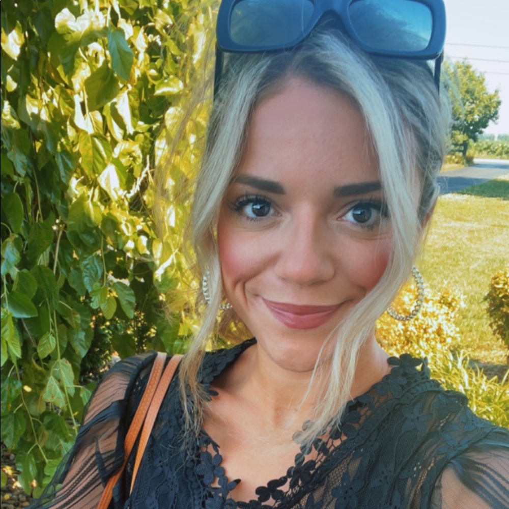 Meet your Posher, Alexis